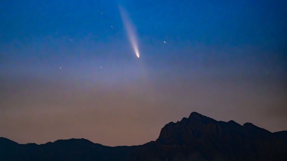 YINCHUAN, CHINA - OCTOBER 14: Comet C/2023 A3 (Tsuchinshan-ATLAS) streaks across the sky over Helan Mountains on October 14, 2024 in Yinchuan, Ningxia Hui Autonomous Region of China. (Photo by VCG/VCG via Getty Images)