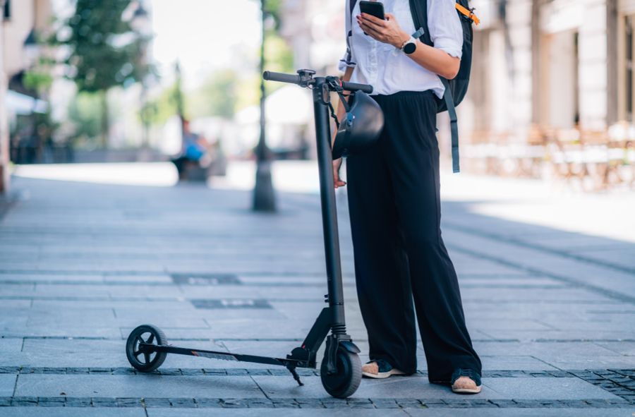 A young man was caught traveling at nearly 80 km/h on an electric scooter, faster than cars 