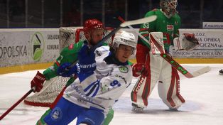 W meczu Unii Oświęcim przeciwko Zagłębiu Sosnowiec znów zdecydował atut własnego lodowiska. Lider został rozbity w hali przy Chemików 4