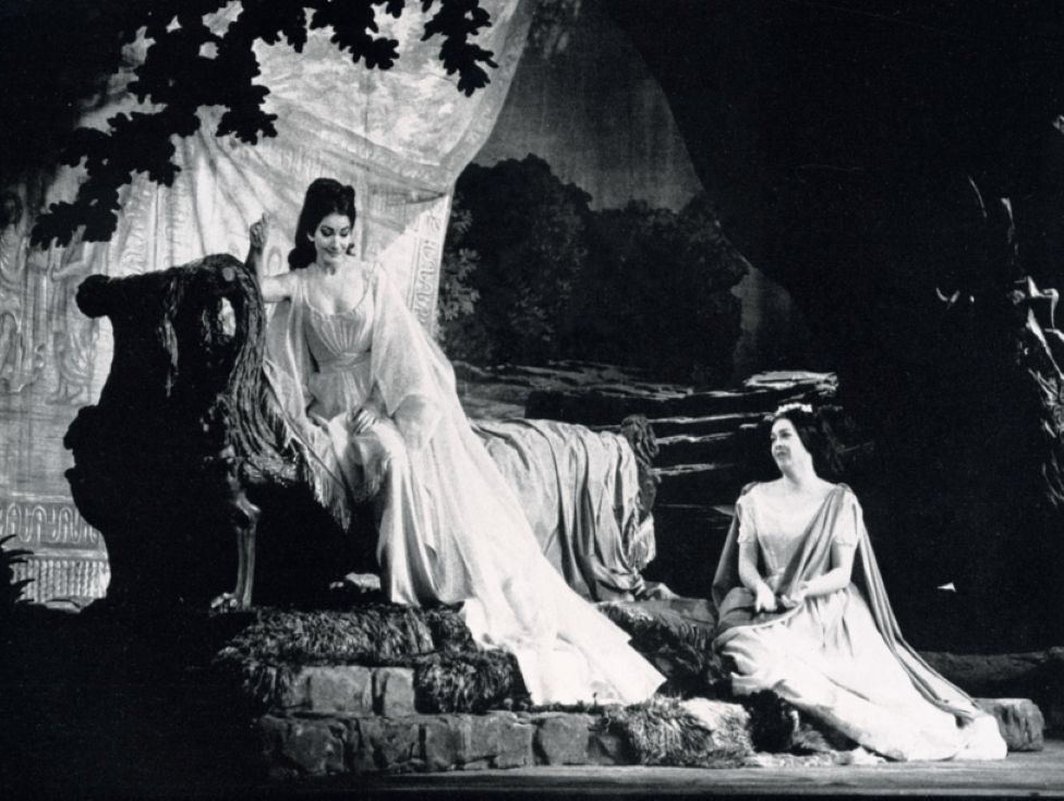 Maria Callas (Norma) i Fiorenza Cossotto (Adalgisa) w „Normie”, Opera Paryska, 1964 © domena publiczna