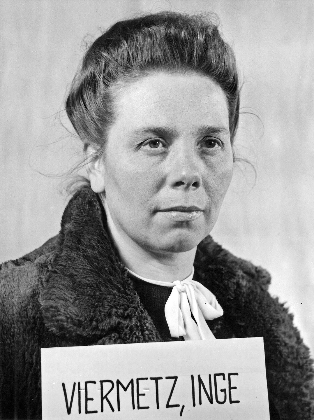 Inge Viermetz z początku nie była zaangażowana w narodowosocjalistyczną politykę. Wszystko miało się jednak zmienić po wizycie w centrali stowarzyszenia Lebensborn e.V. Na zdjęciu Viermetz po schwytaniu przez aliantów 
