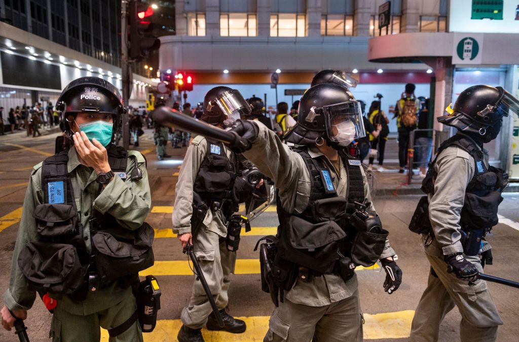 Chińska policja podczas protestów w Hongkongu. 