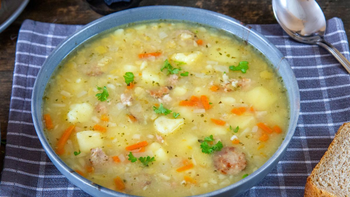 Babcia zawsze dodaje jedną łyżkę do gara. Podbija smak zupy grochowej