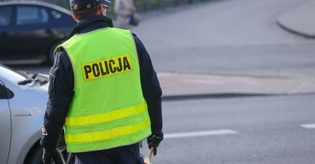 Pędził w gęstej mgle. Wpadł w ręce policjantów drogówki