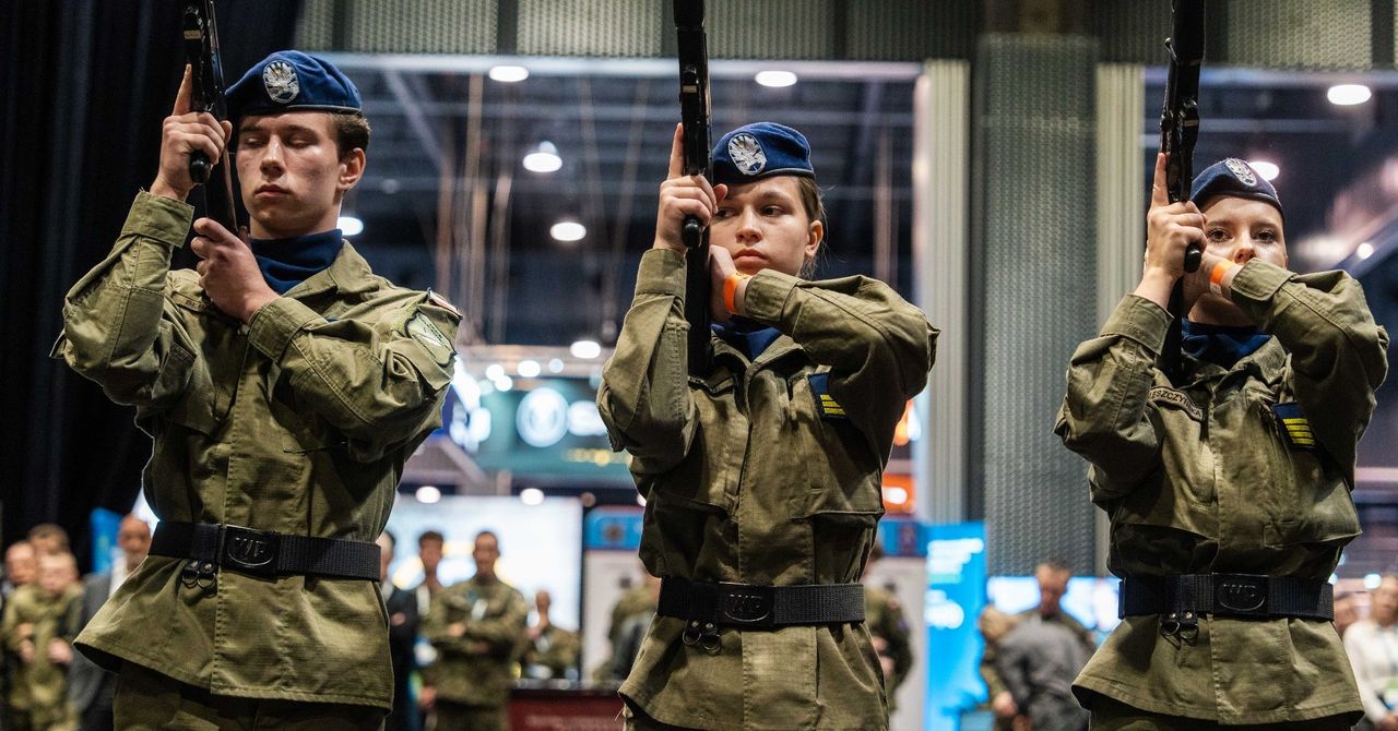 Redzikowo: Pokaz musztry w wykonaniu uczniów klasy mundurowej LO