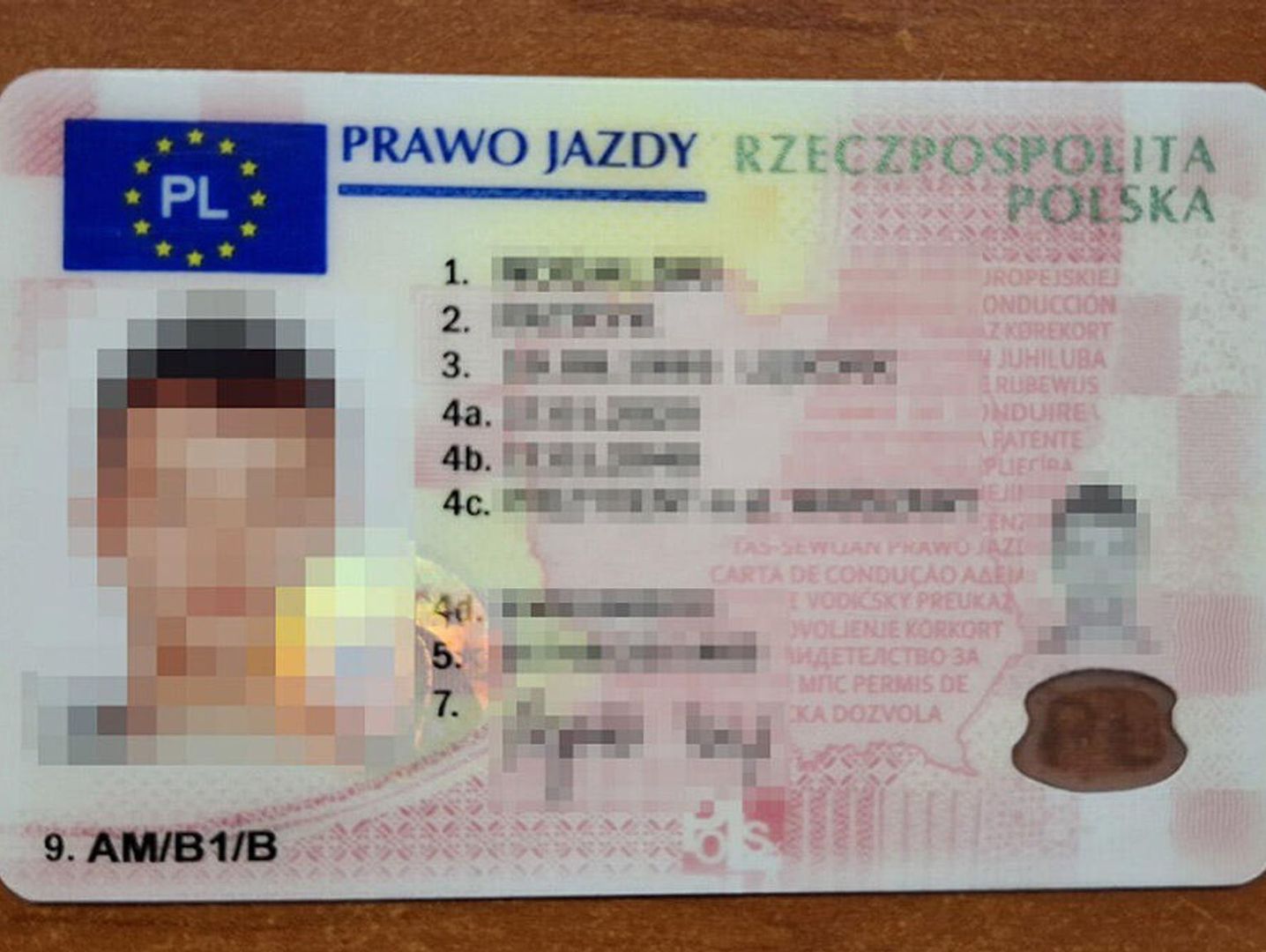 Zamiast zrobić prawo jazdy, kupił marną podróbkę i zaczął z nią jeździć. Policjanci od razu się zorientowali