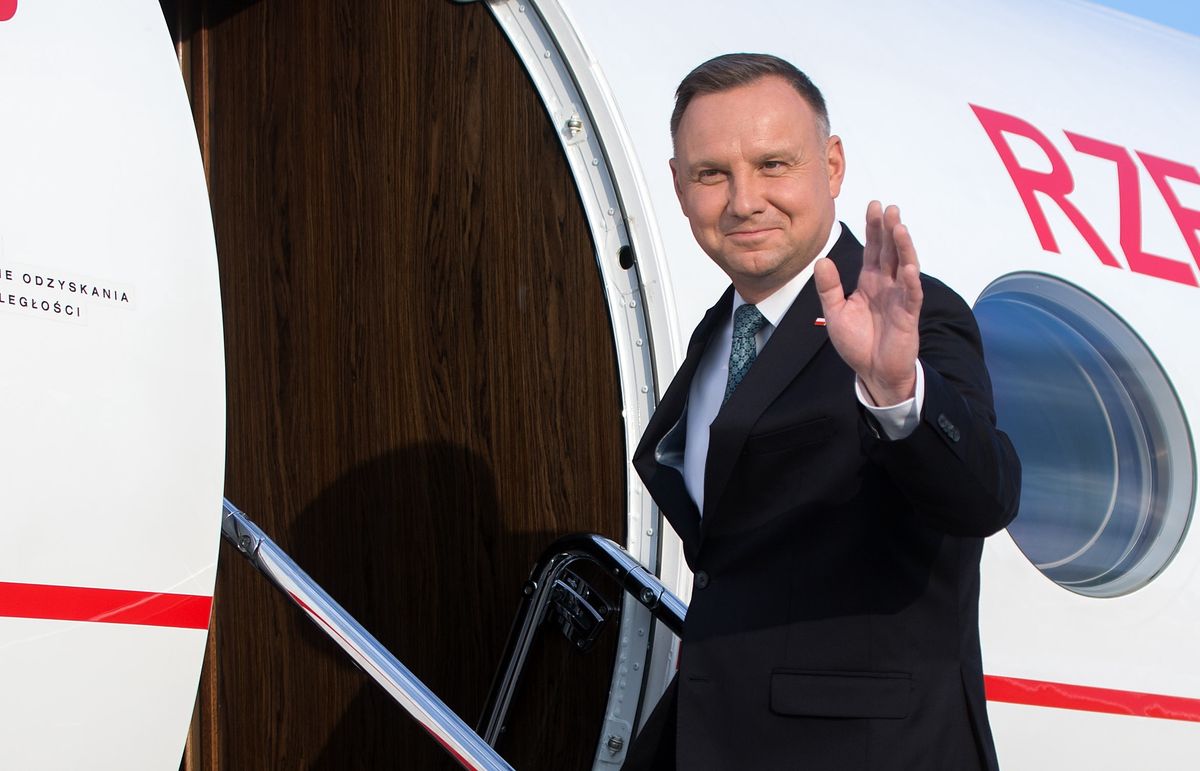 Andrzej Duda wsiada do samolotu 