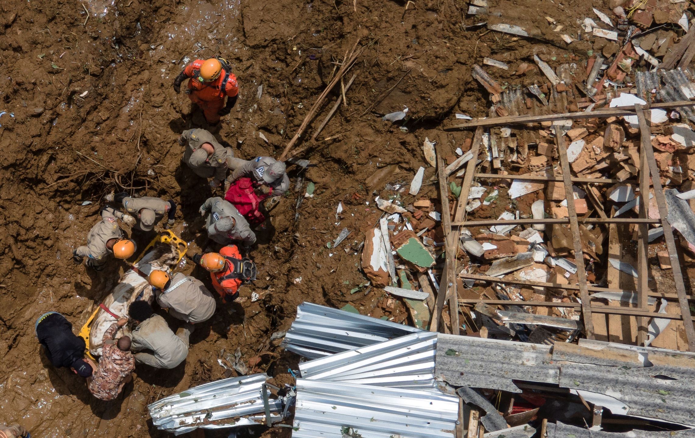 Death toll rises to 67 due to heavy rains in Brazilepa09764113 A photograph taken with a drone showing firefighters carrying a person killed by the landslide that has left 67 dead so far in Petropolis, Brazil, 16 February 2022. Petropolis, about 70 kilometers from Rio de Janeiro, accumulated 259 millimeters of rain in six hours in the afternoon and night of 15 February, according to civil defense sources, and a moderate amount of rainfall is also expected on 16 February.  EPA/Antonio Lacerda Dostawca: PAP/EPA.Antonio Lacerda