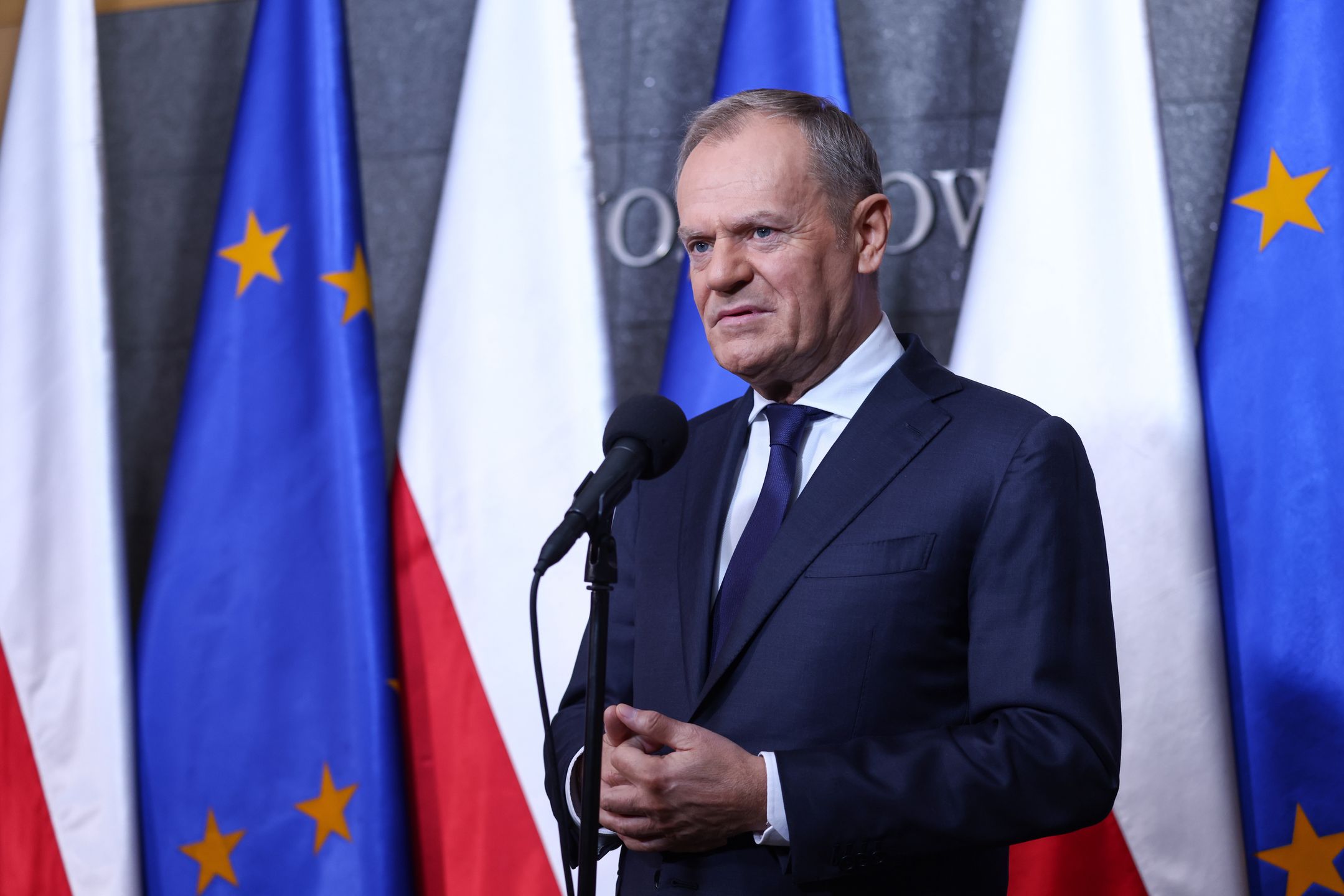 Warszawa, 07.11.2024. Premier Donald Tusk podczas konferencji prasowej w 1. Bazie Lotnictwa Transportowego w Warszawie, 7 bm. Szef rządu udaje się z wizytą do Budapesztu, gdzie będzie uczestniczył w spotkaniu Europejskiej Wspólnoty Politycznej oraz nieformalnym posiedzeniu Rady Europejskiej. (amb) PAP/Leszek Szymański
