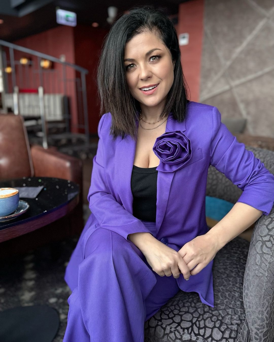 Katarzyna Cichopek w fioletowym garniturze 