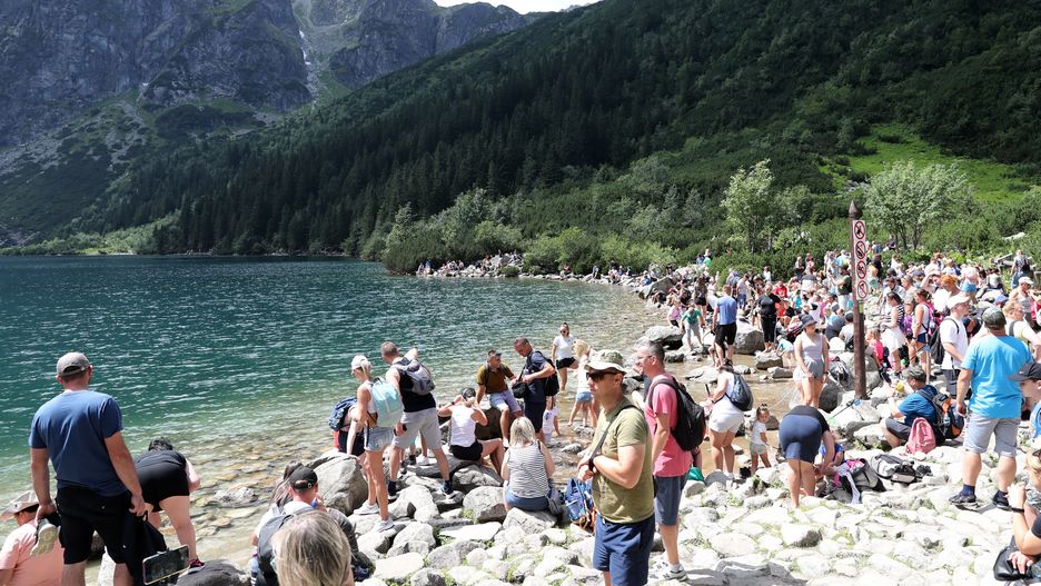 Grzegorz MomotMorskie Oko, Tatry, Tatrza�ski Park Narodowy, t�um, T�umy, BINARY<(7) bytes>, g�ry, lato, turystyka, urlop, wypoczynek