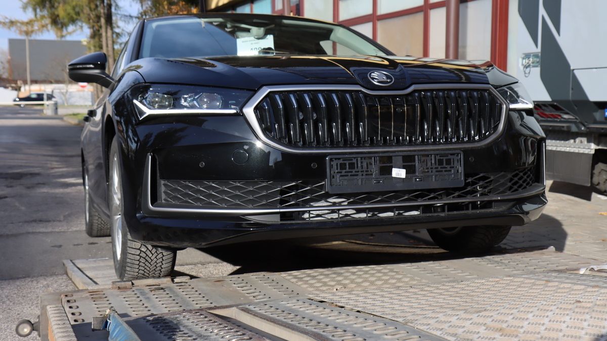 Nieoznakowany radiowóz