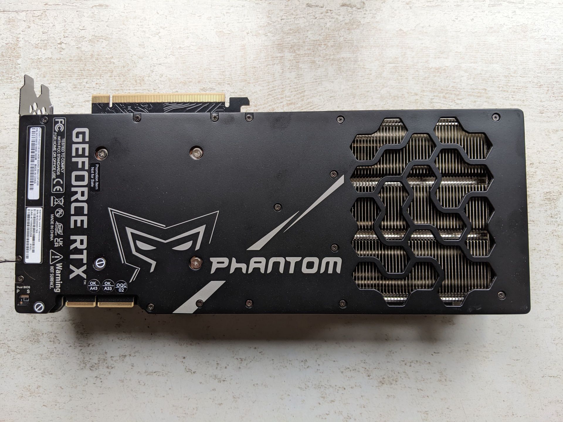 Solidny backplate zabezpiecza tyły