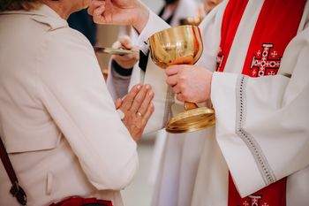 Przyjmowanie komunii bez spowiedzi to grzech? Arcybiskup wyjaśnia
