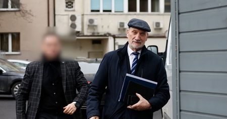 Macierewicz korzysta z przywilejów. "Otwarcie wykorzystuje możliwości"