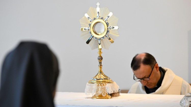Tradycyjna liturgia a wiara w Eucharystię. W USA przeprowadzono badania