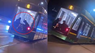 "Brak mózgu". Wskoczyli na zderzak tramwaju i ruszyli w miasto