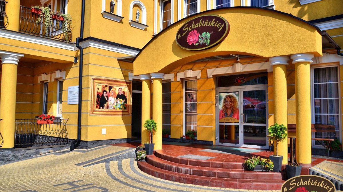 Wejście do hotelu ze zdjęciem Magdy Gessler, która robiła tam swe "kuchenne rewolucje"