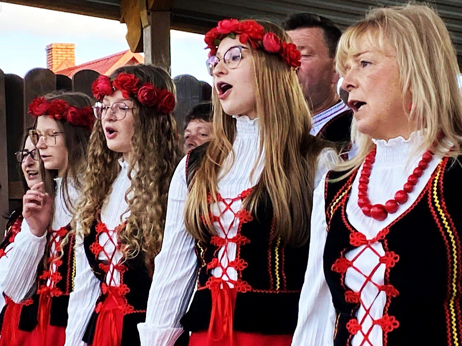 Podczas sobotniego festynu w Michniowie zaśpiewał zespół ludowy &#34;Psarzaneczki&#34; z Psar.