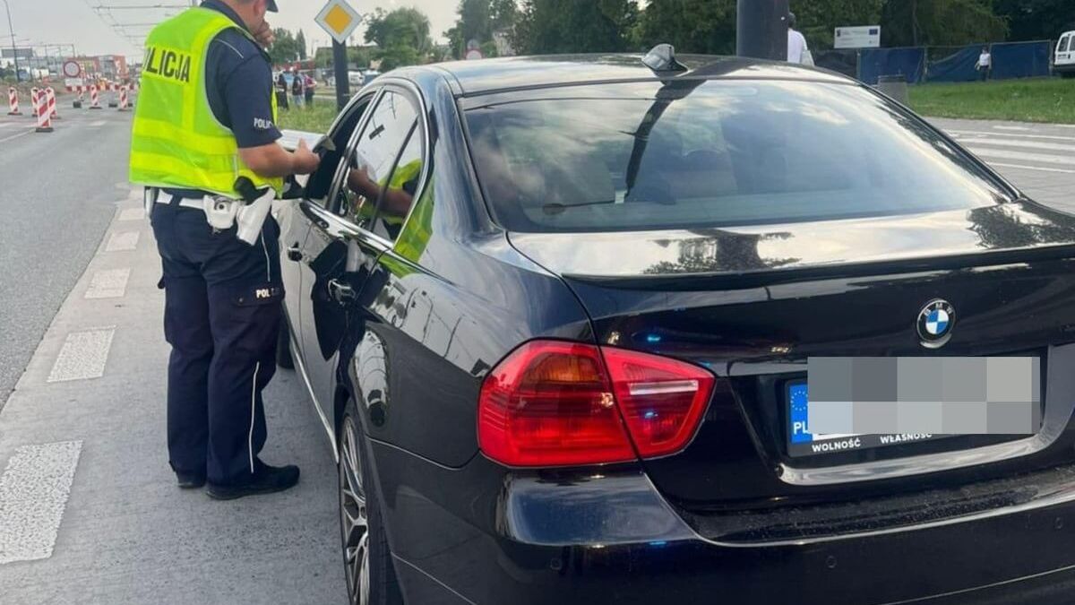 Policjant kontrolujący kierowcę BMW