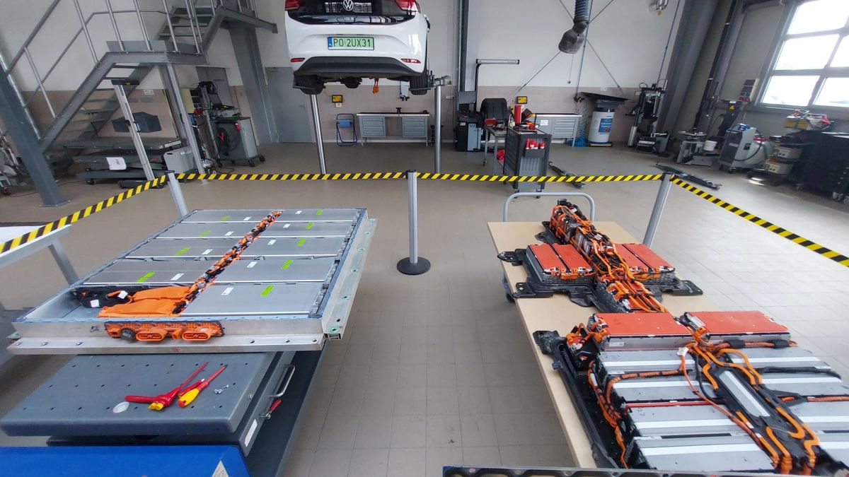 VW ID.3 w trakcie napraw akumulatora. Po lewej akumulator trakcyjny z ID.3, po prawej z e-Golfa