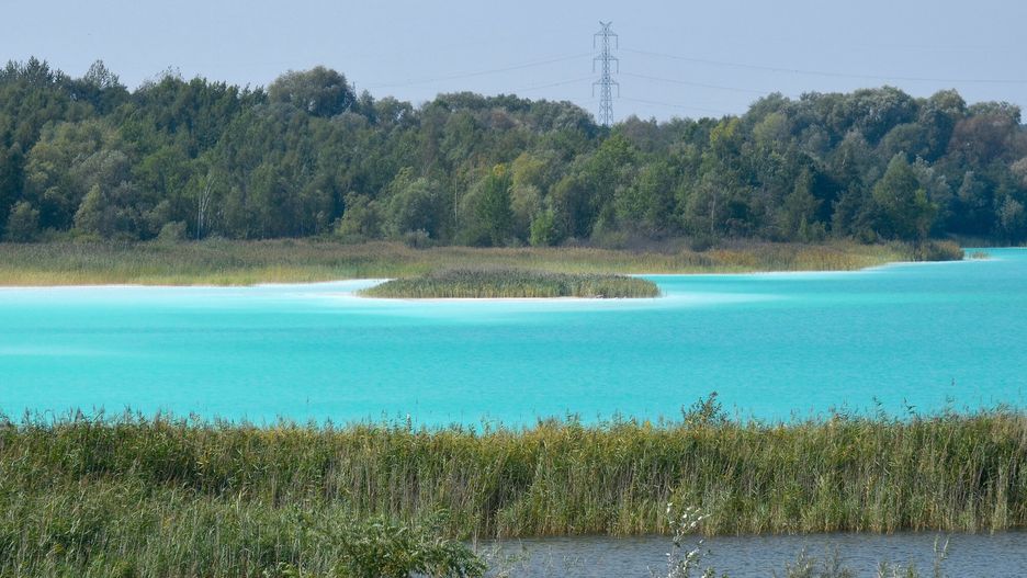 Jezioro turkusowe w Koninie przyciąga. Woda jest jednak toksyczna, o czym przypominają służby 