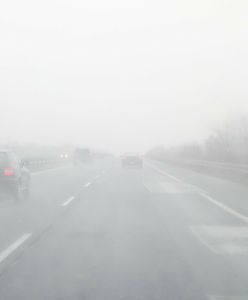 IMGW wydało ostrzeżenia. Gęste mgły,  nawet marznące. Warunki na drogach zdradliwe