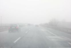 IMGW wydało ostrzeżenia. Gęste mgły,  nawet marznące. Warunki na drogach zdradliwe