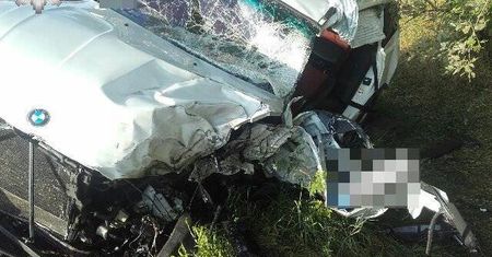 Wyprzedzał na podwójnej ciągłej. Zderzył się z ciężarówką