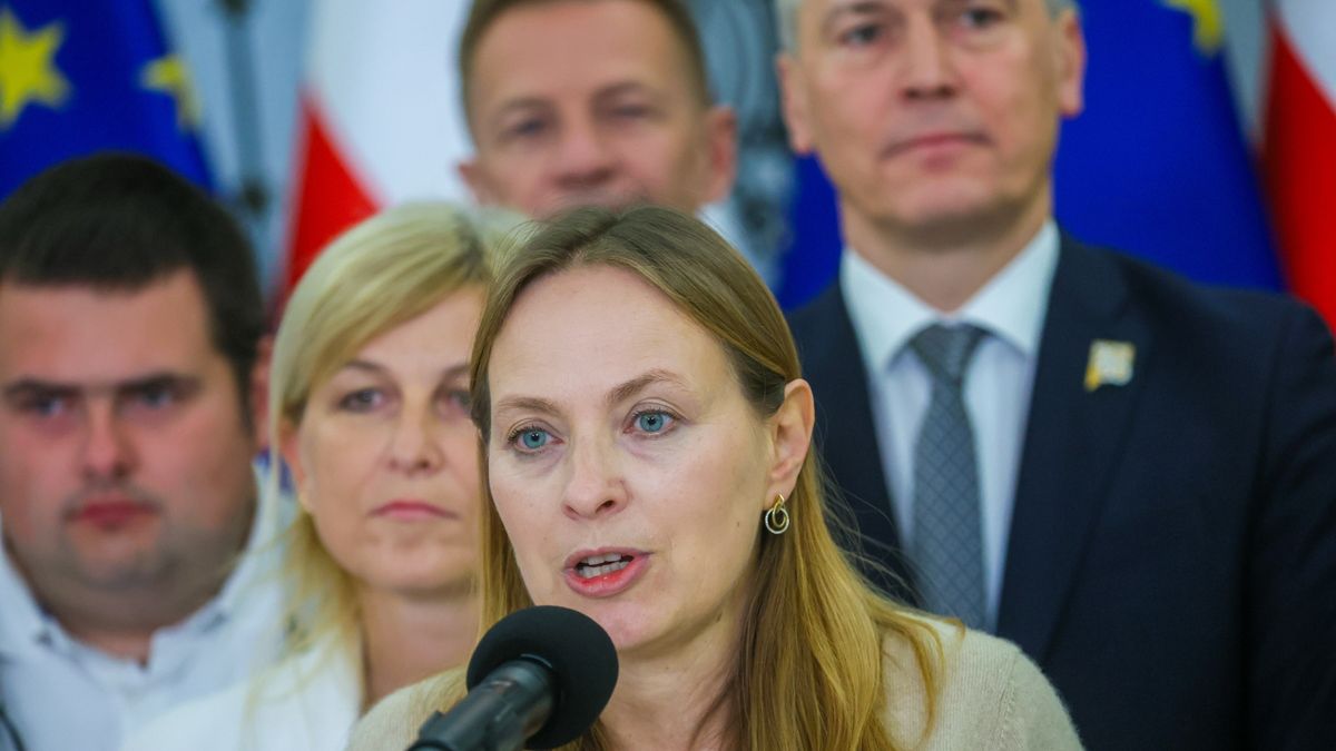 Warszawa, 09.10.2025. Minister funduszy i polityki regionalnej Katarzyna Pełczyńska-Nałęcz (C) na briefingu prasowym w Sejmie, 9 bm. Spotkanie było poświęcone projektowi ustawy usprawniającej funkcjonowanie zakładów aktywności zawodowej. (amb) PAP/Leszek Szymański