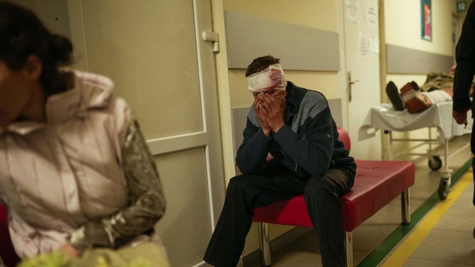 Ukraina - archA local resident injured in a Russian strike rests in a hospital in Pokrovsk, eastern Ukraine, Wednesday, May 25, 2022. Two rockets struck the eastern Ukrainian town of Pokrovsk, in the Donetsk region early Wednesday morning, causing at least four injuries. (AP Photo/Francisco Seco), APTOPIXAP