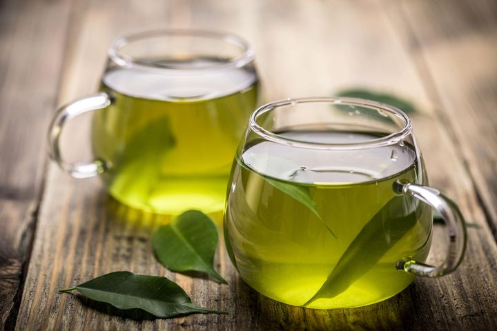 Herbata zielona wykazuje działanie antykancerogenne ze względu na zawartość polifenoli