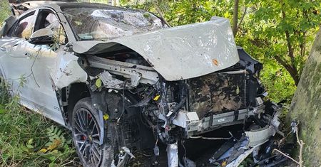 Wypadek w Lubelskiem. Porsche wpadło pod most