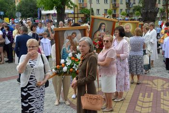 Boże Ciało 2025 w parafii Trójcy Przenajświętszej w Stalowej Woli. Tłumy wiernych na procesji. Zobacz zdjęcia