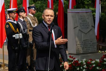 Nawrocki i drogie paliwo. Zapytano Polaków