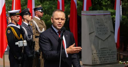 Nawrocki i drogie paliwo. Zapytano Polaków