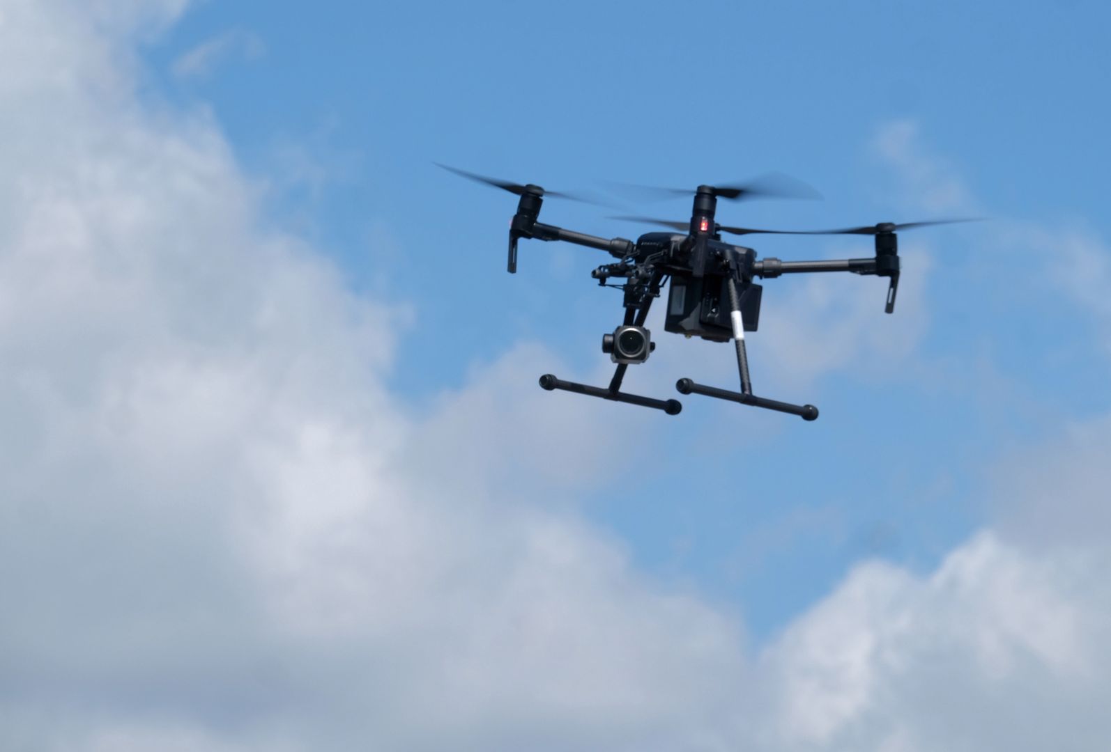 Mazowieckie. Dron lata nad drogami. Policja sprawdza kierowców