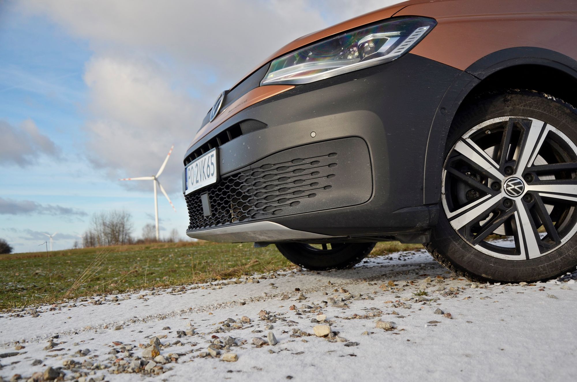 Zderzak jest zadarty do góry... jak w każdej innej wersji Caddy