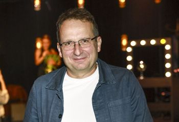 Jest od żony starszy o 14 lat. To znana dziennikarka