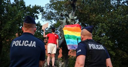 Protesty przeciwko zatrzymaniu Margot. Posłanka Lewicy Wanda Nowicka opisała brutalne zachowanie policji
