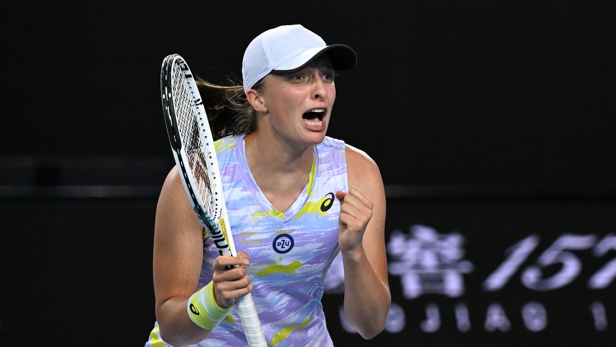 epa09706053 Iga Swiatek of Poland celebrates winning her 4th round singles match against Sorana Cirstea of Romania at the Australian Open Grand Slam tennis tournament at Melbourne Park, in Melbourne, Australia, 24 January 2022.  EPA/DEAN LEWINS  AUSTRALIA AND NEW ZEALAND OUT Dostawca: PAP/EPA.