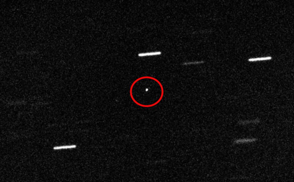 ʻOumuamua (zaznaczona na czerwono) na zdjęciu wykonanym przez jeden z teleskopów 28 października 2017 r. Rozmyte kreski to gwiazdy