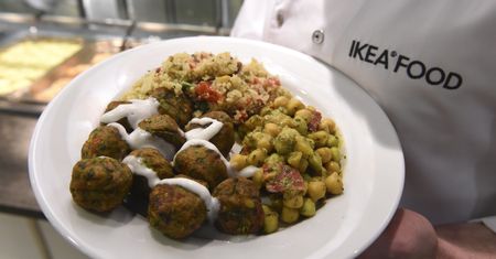 Kultowe klopsiki i hot dogi z IKEA z dostawą do domu