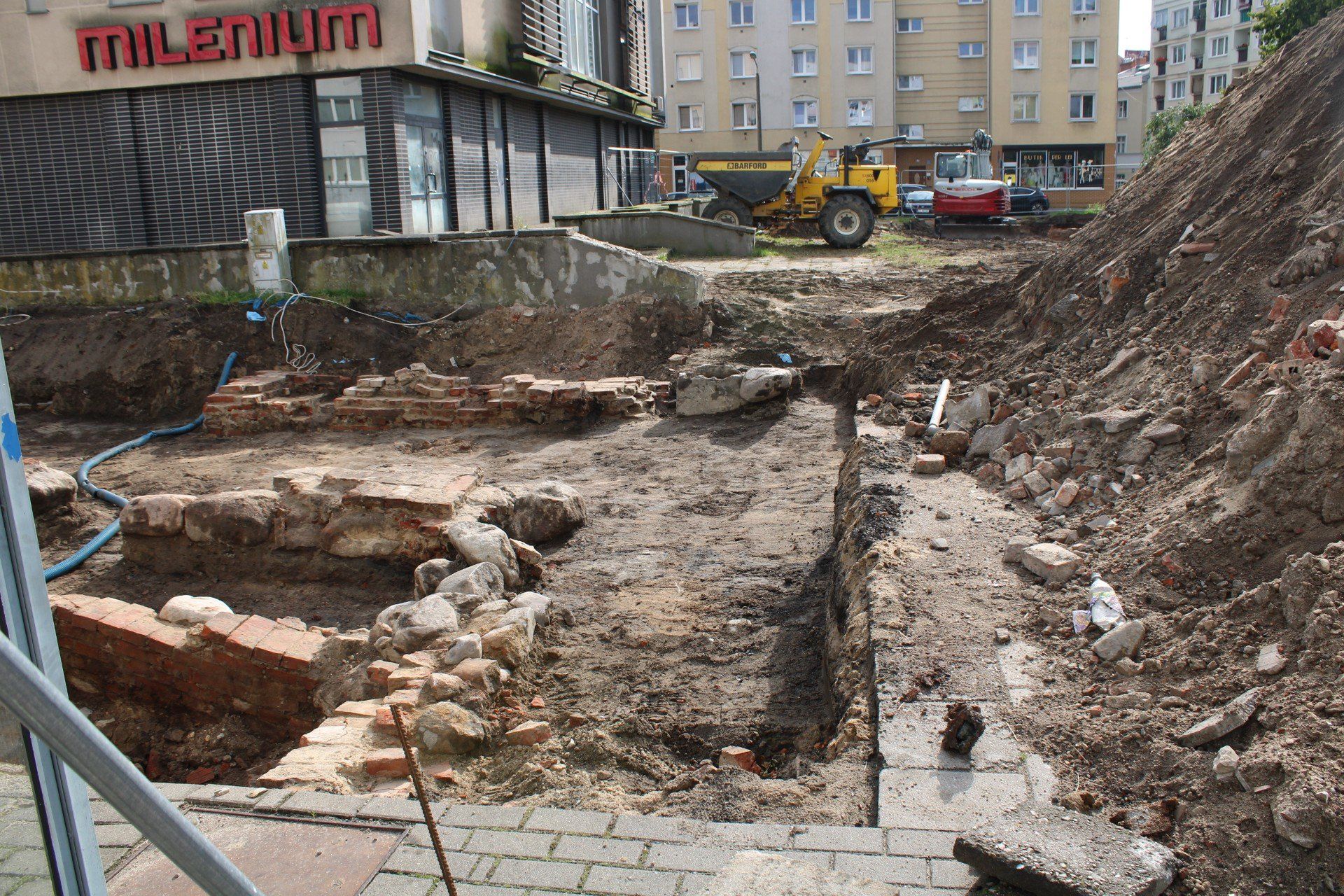Wykopaliska wokół dawnego kin Milenium w Słupsku.