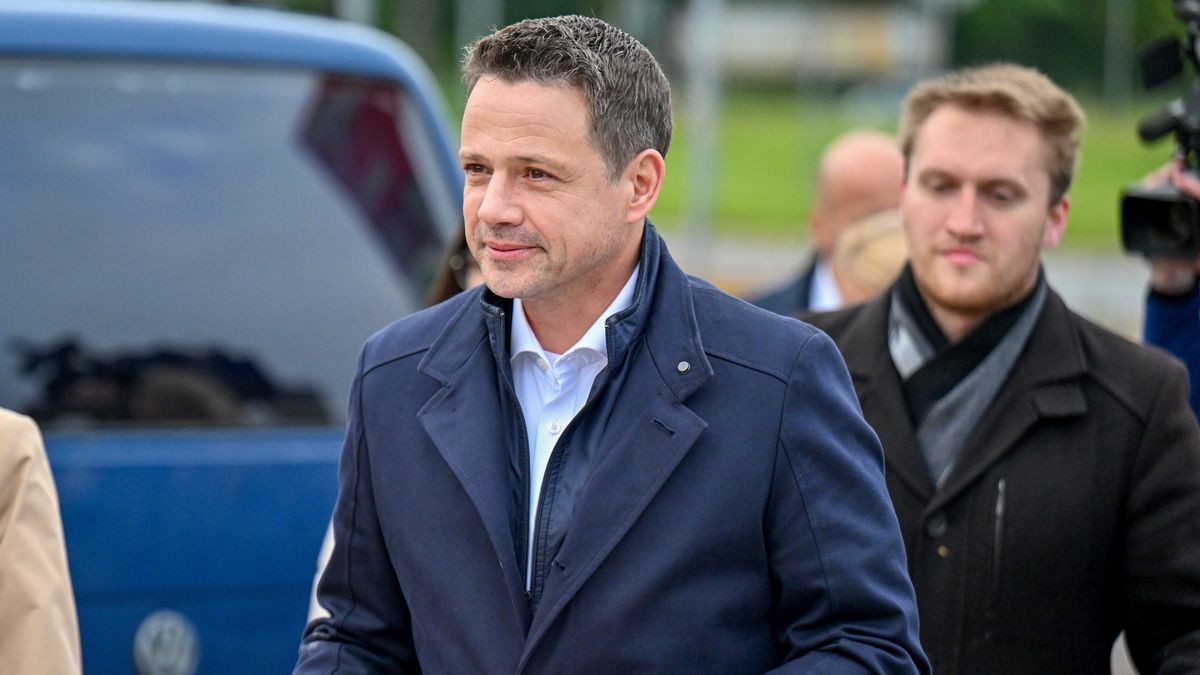 Kielce, 19.05.2025. Wybory prezydenta RP - I tura. Kandydat KO w wyborach prezydenta RP, prezydent Warszawy Rafał Trzaskowski (L) rozdaje drożdżówki i jabłka na ulicach Kielc, 19 bm. (jm) PAP/Piotr Polak