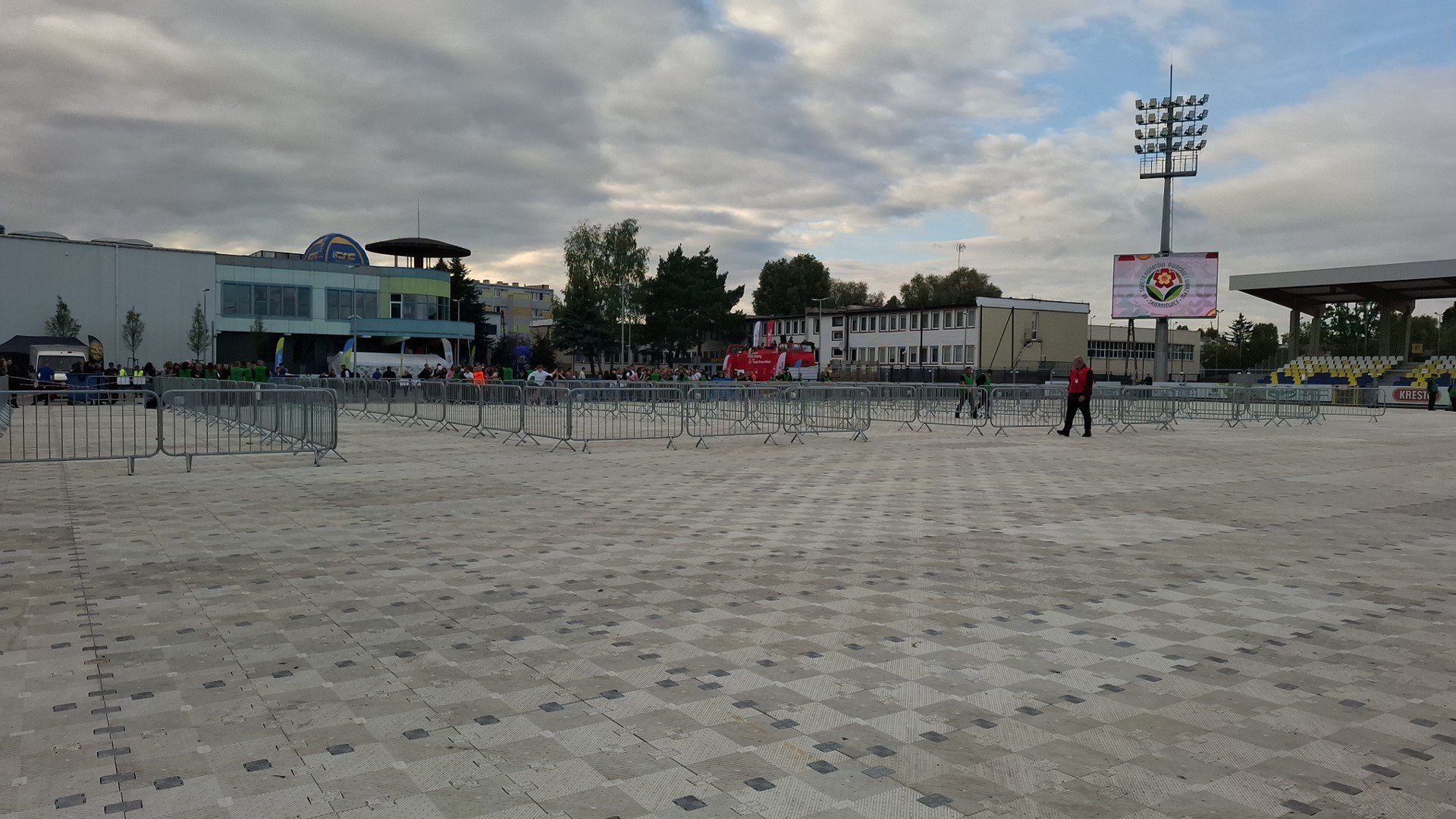Otworzono scenę koncertową Święta Kwiatów, Owoców i Warzyw. Młodzież wbiegła na stadion!