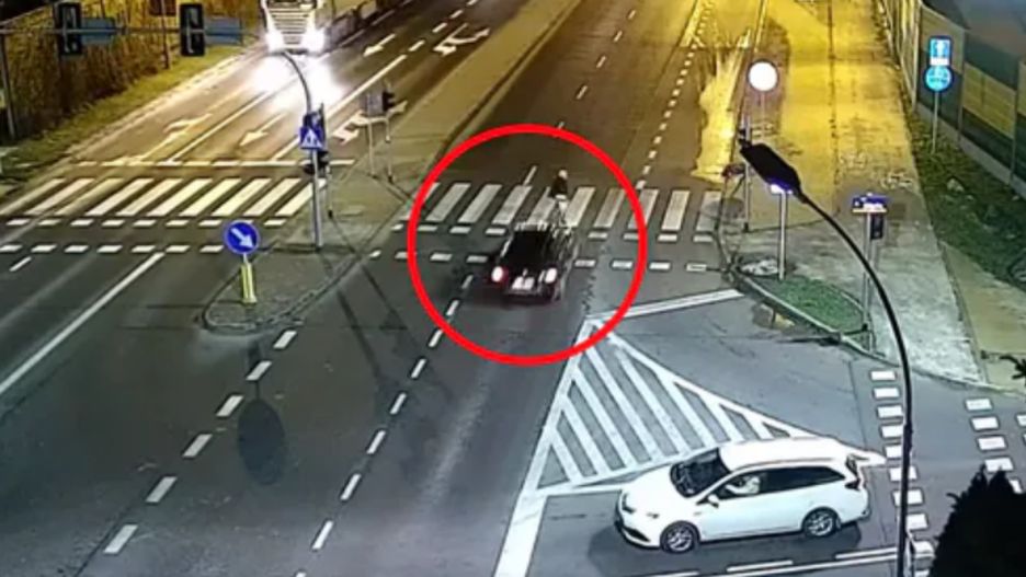 Na nagraniu uchwycono nastolatkę przechodzącą przez przejście