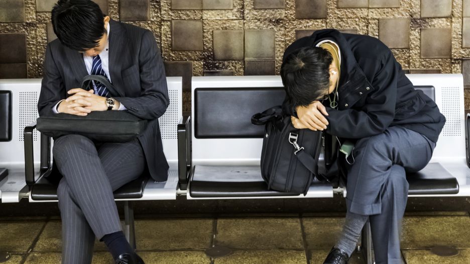 Karoshi to śmierć wynikająca z choroby serca spowodowanej wyczerpaniem, brakiem snu, złym odżywianiem się i brakiem aktywności fizycznej