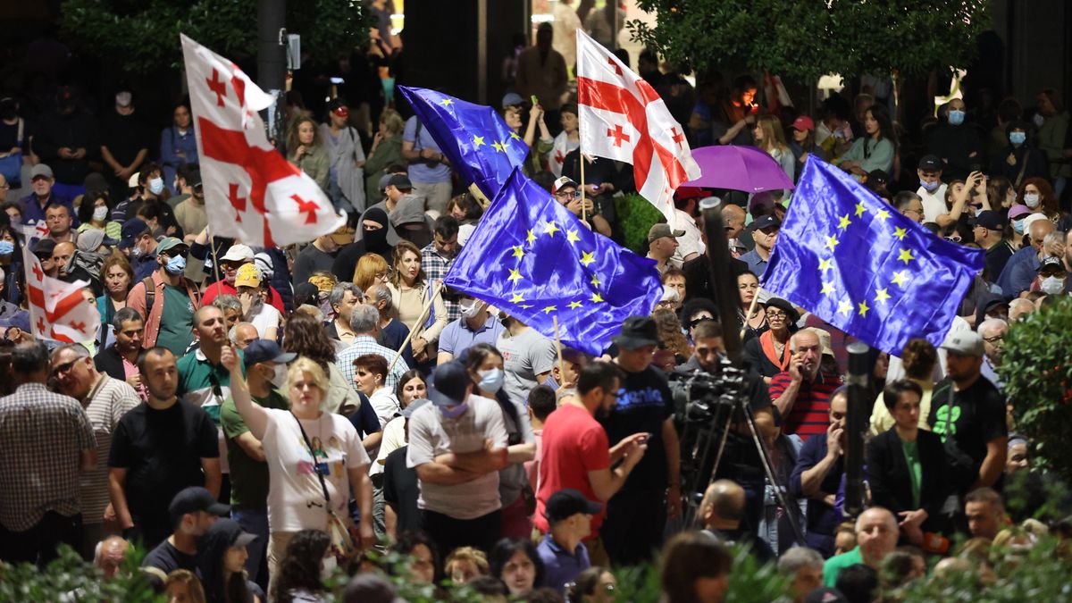 Gruzja: pogłębia się kryzys. Rząd chce zdelegalizować opozycję. Na zdjęciu proeuropejska manifestacja w Tbilisi