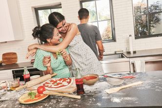 Pizza i Coca-Cola to przepis na prawdziwą magię. Najprzyjemniejszy rytuał na świecie